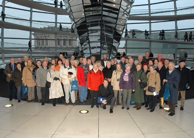 Der Bundestagsabgeordnete Gero Storjohann mit seiner Besuchergruppe in der Glaskuppel auf dem Dach des Reichstagsgebäudes in Berlin